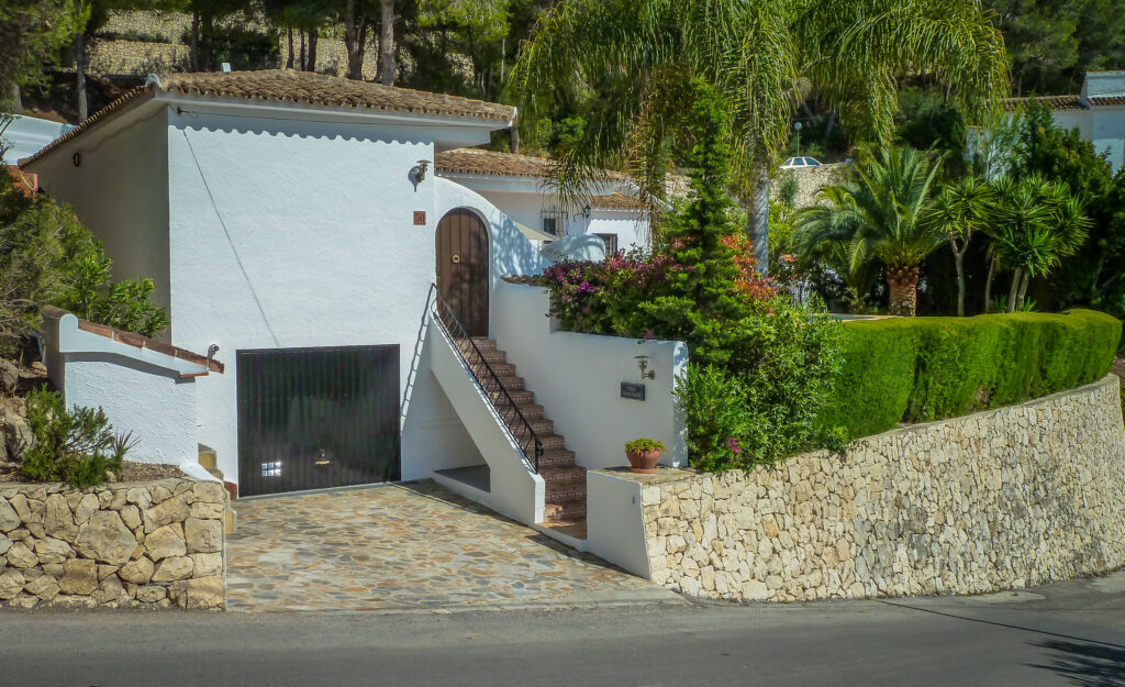Villa Almoradi from the driveway